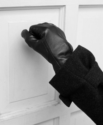 knockingpicblackandwhite